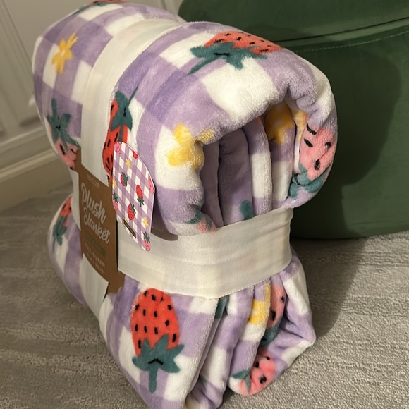 Strawberry Plush Blanket NWT - Picture 1 of 4